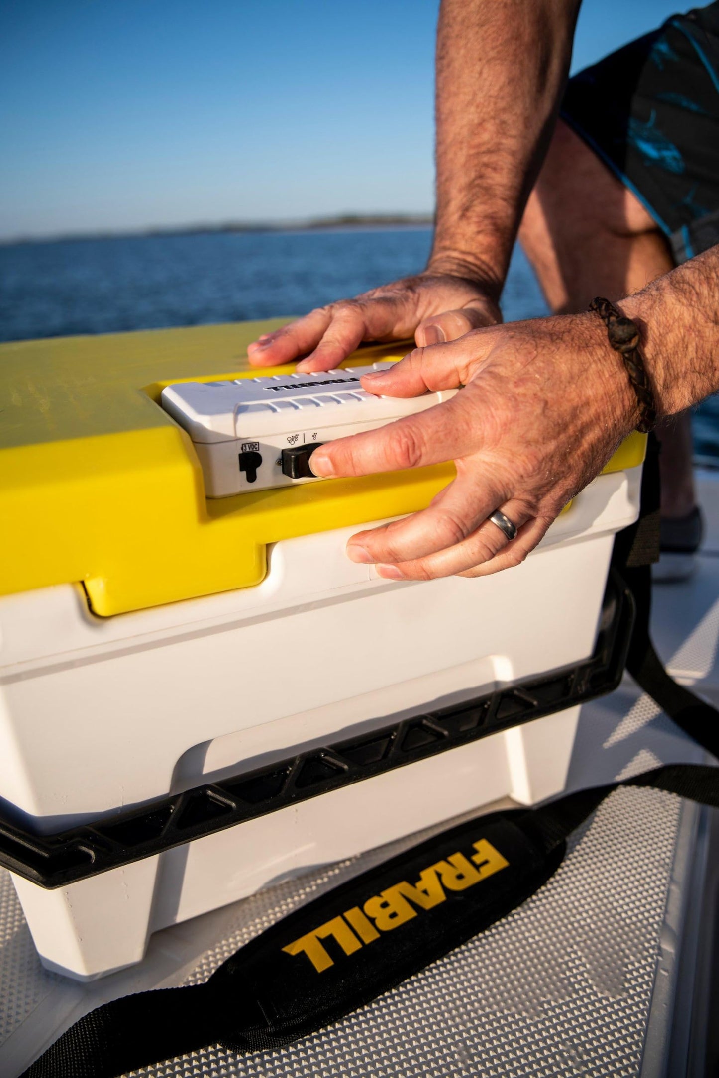 Frabill Magnum Bait Station 19 Quart Live Bait Well, White and Yellow