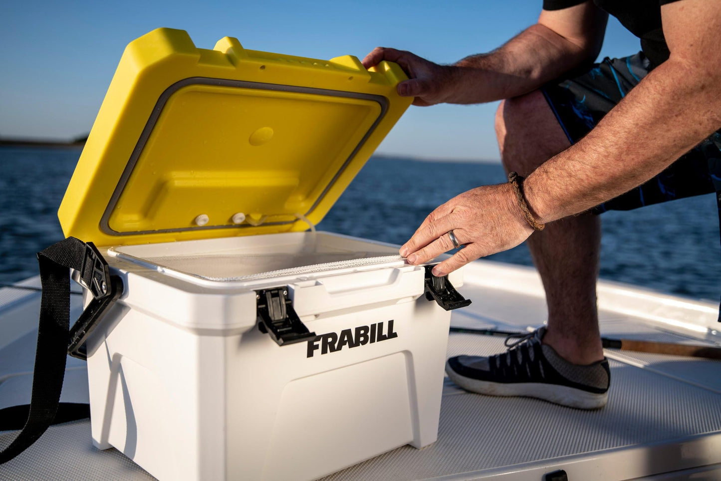 Frabill Magnum Bait Station 19 Quart Live Bait Well, White and Yellow